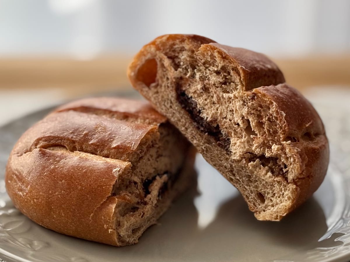 濃厚チョコが「たっぷりでおいしい」【セブン】新作コラボパンがぜいたく