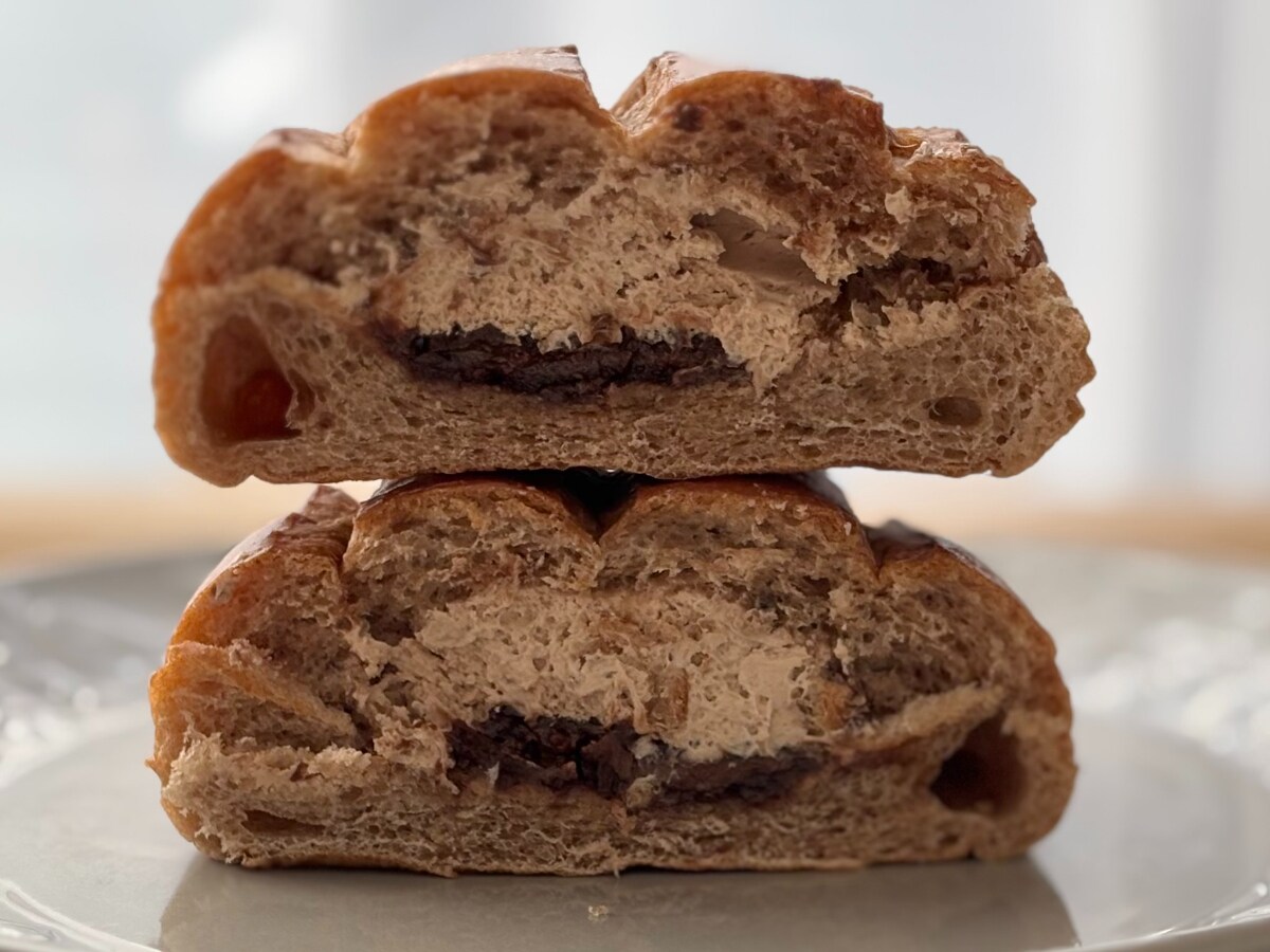 濃厚チョコが「たっぷりでおいしい」【セブン】新作コラボパンがぜいたく