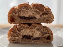 濃厚チョコが「たっぷりでおいしい」【セブン】新作コラボパンがぜいたく