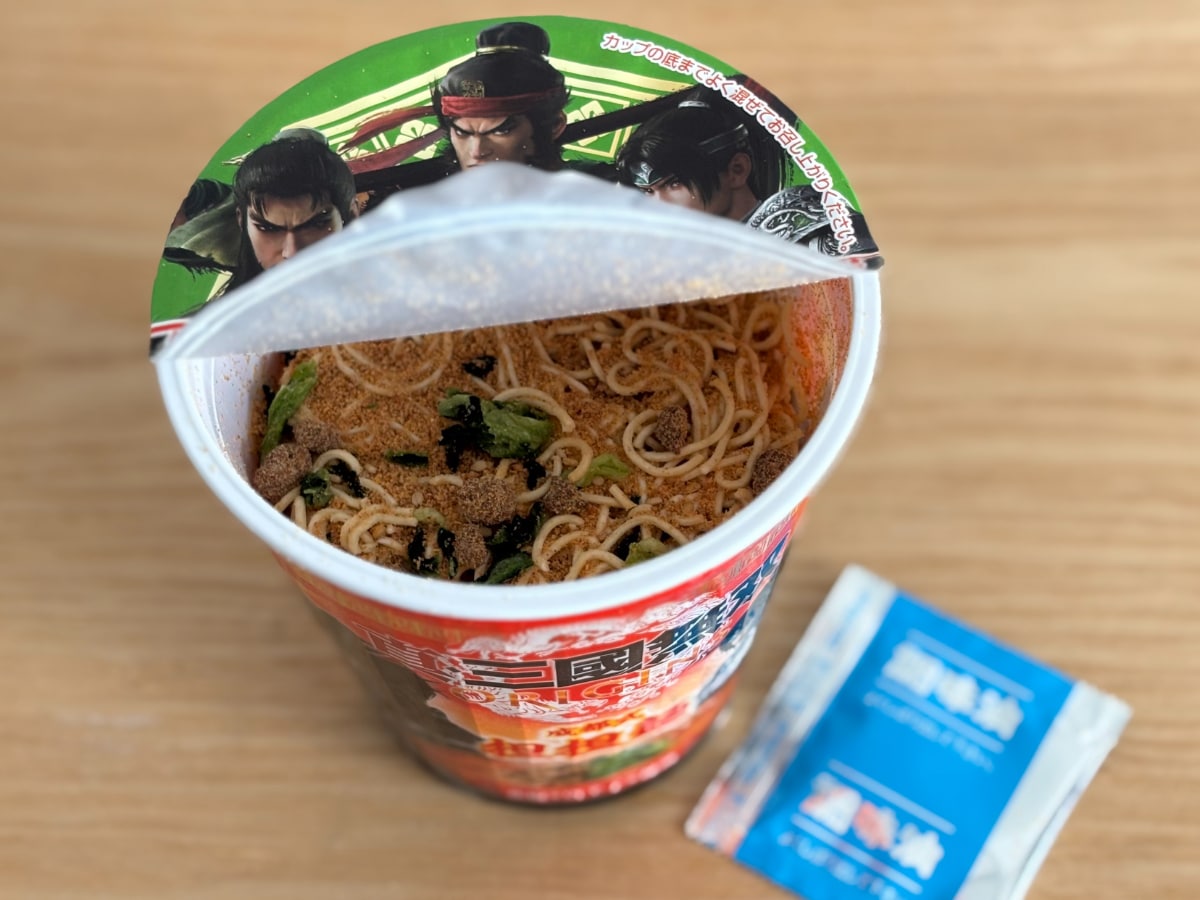 舌のシビれる辛さがクセに!【サッポロ一番】人気ゲームとのタイアップ麺