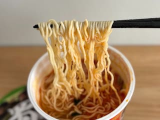 舌のシビれる辛さがクセに！【サッポロ一番】人気ゲームとのタイアップ麺