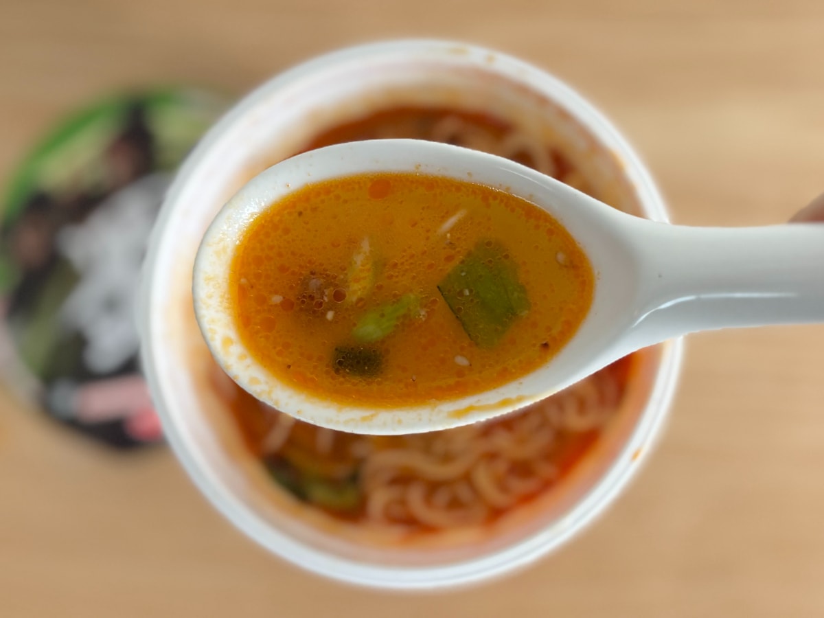 舌のシビれる辛さがクセに!【サッポロ一番】人気ゲームとのタイアップ麺