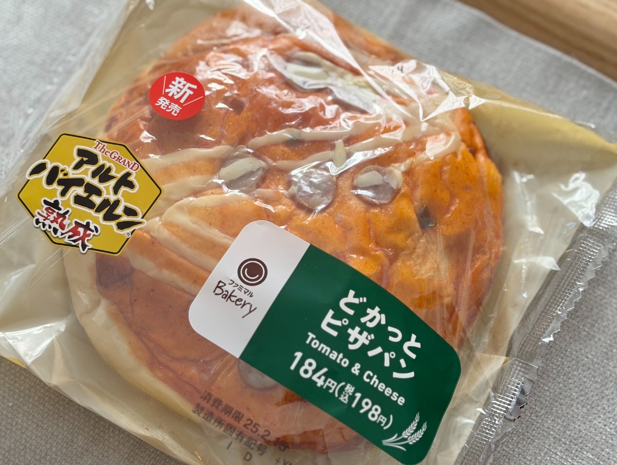 「顔面よりでかい」かも!?【ファミマ】新作パンが二度見必至の存在感