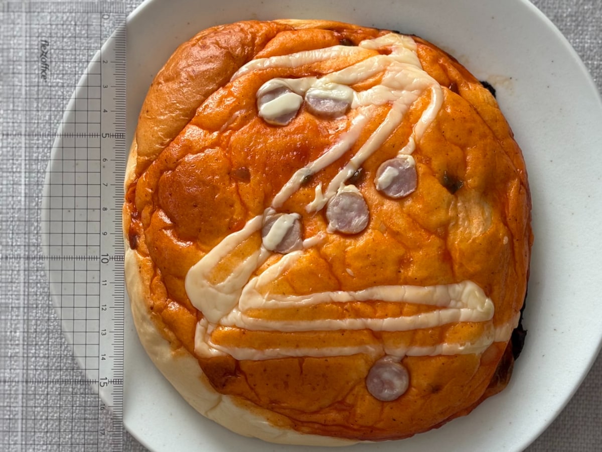 「顔面よりでかい」かも!?【ファミマ】新作パンが二度見必至の存在感