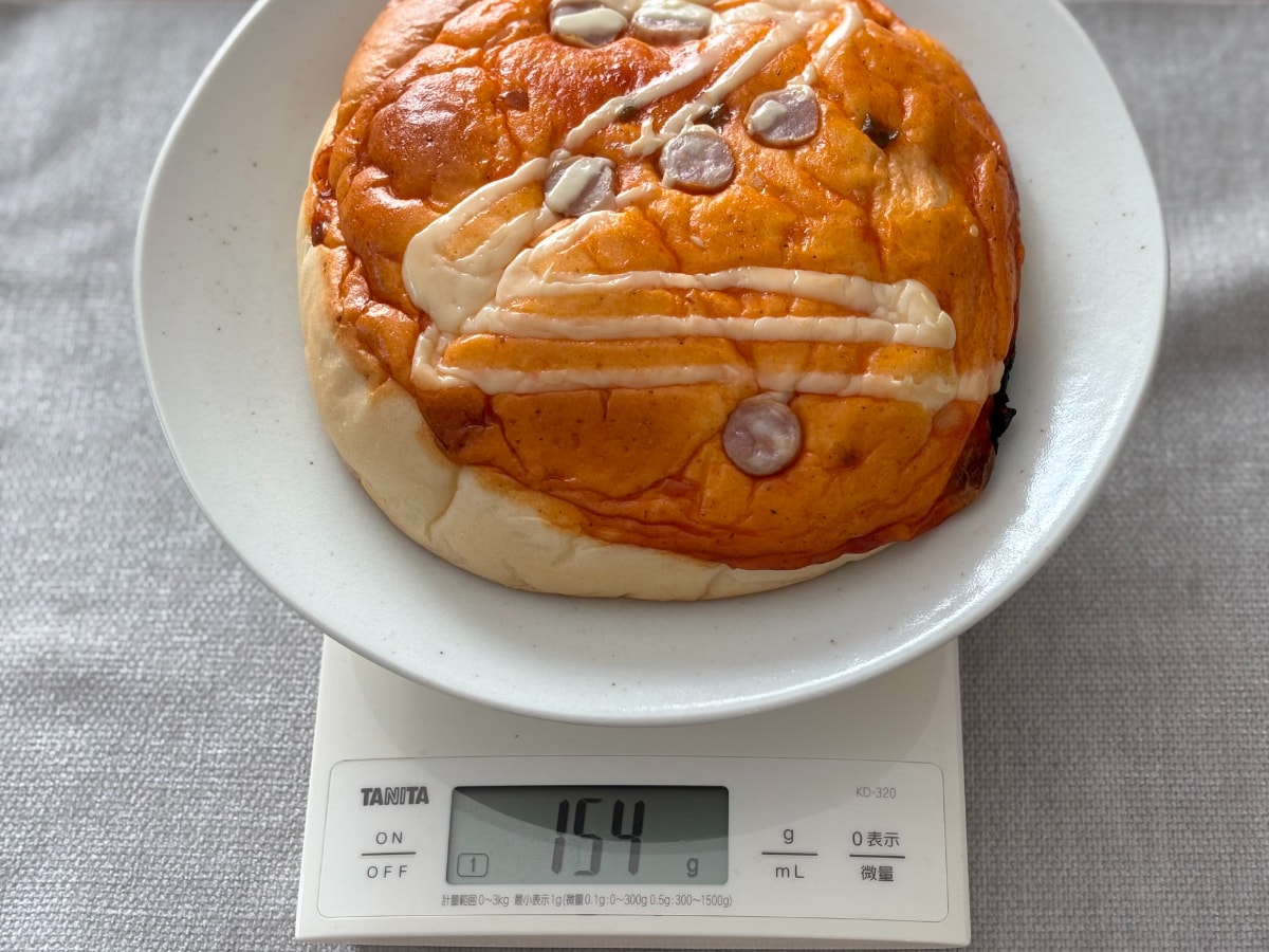 「顔面よりでかい」かも!?【ファミマ】新作パンが二度見必至の存在感