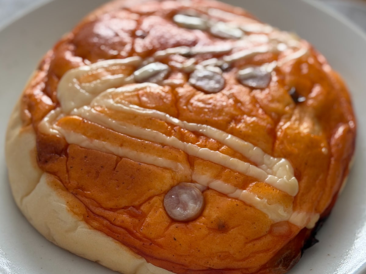 「顔面よりでかい」かも!?【ファミマ】新作パンが二度見必至の存在感