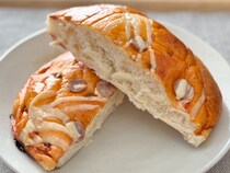 「顔面よりでかい」かも！？【ファミマ】新作パンが二度見必至の存在感