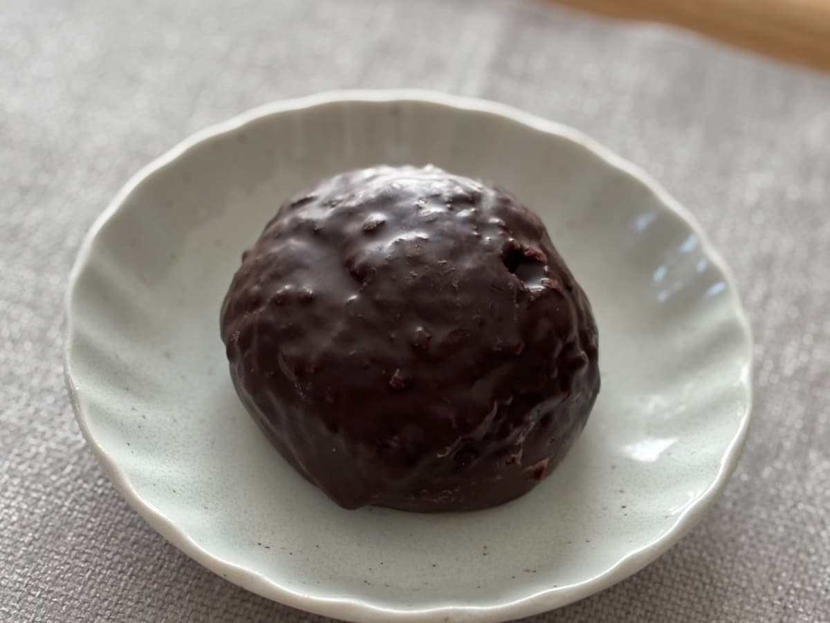 ザクもち食感が「刺さった」！【セブン】濃厚チョコ菓子は年中食べたい味