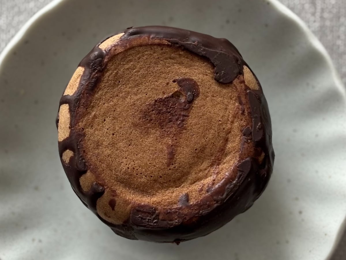 ザクもち食感が「刺さった」！【セブン】濃厚チョコ菓子は年中食べたい味