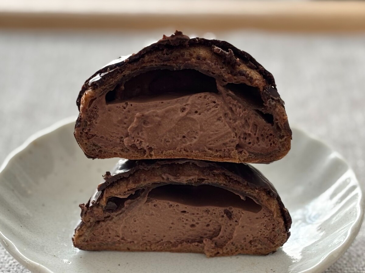 ザクもち食感が「刺さった」！【セブン】濃厚チョコ菓子は年中食べたい味