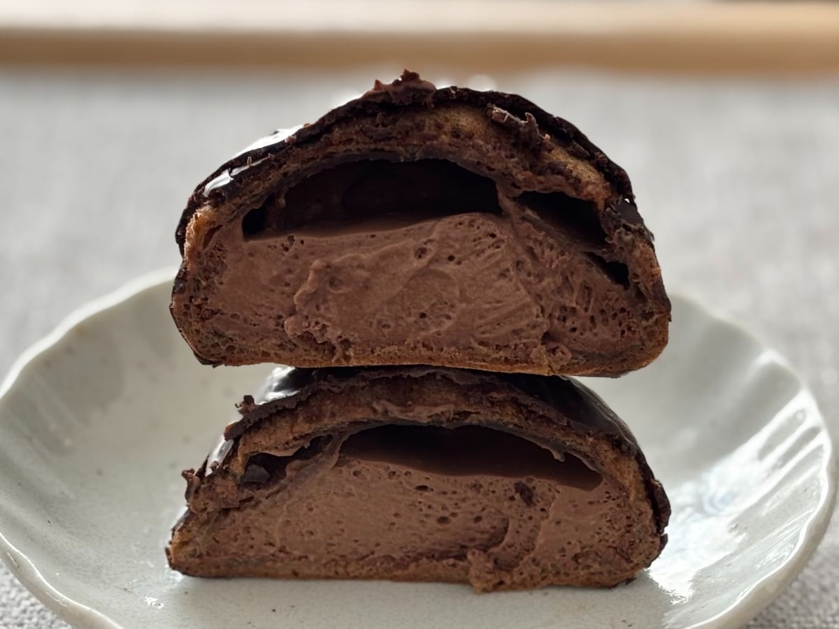 ザクもち食感が「刺さった」！【セブン】濃厚チョコ菓子は年中食べたい味