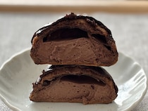 ザクもち食感が「刺さった」！【セブン】濃厚チョコ菓子は年中食べたい味