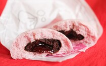 「意外といける」「めちゃうまい」ピンクの新作『まん』は【ファミマ】で買えます！