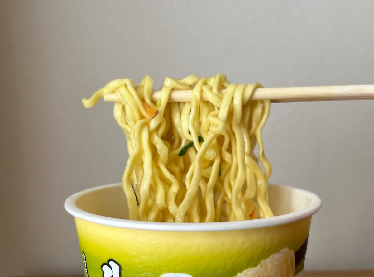 「もちっと太麺!」【ファミマ】豚の野菜の旨みを感じられる生姜タンメンが登場