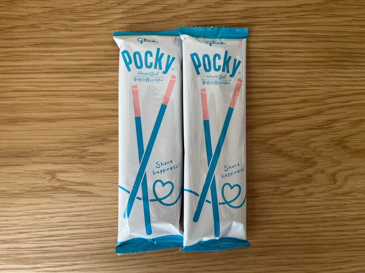 季節限定!【江崎グリコ】ブルーベリー味のチョコレートを使用した青色のポッキーが登場