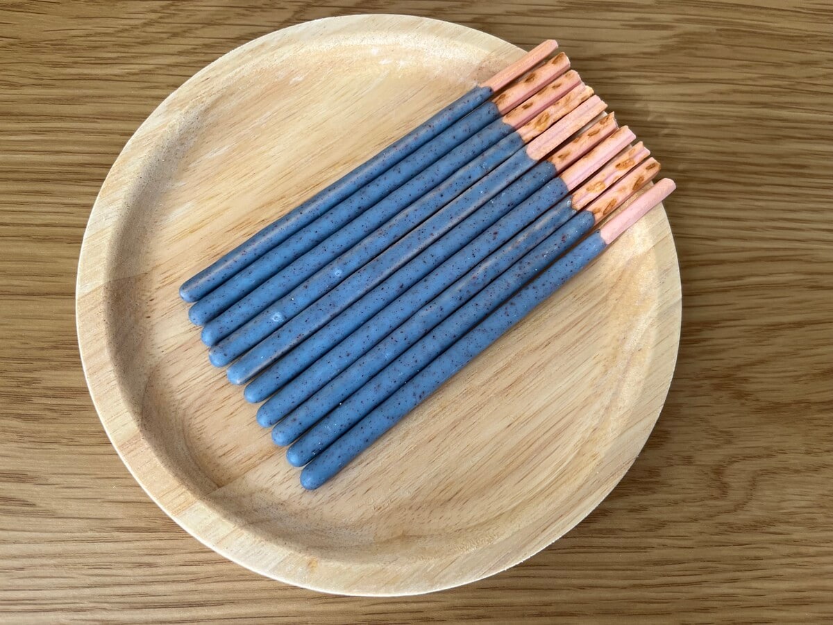 季節限定!【江崎グリコ】ブルーベリー味のチョコレートを使用した青色のポッキーが登場