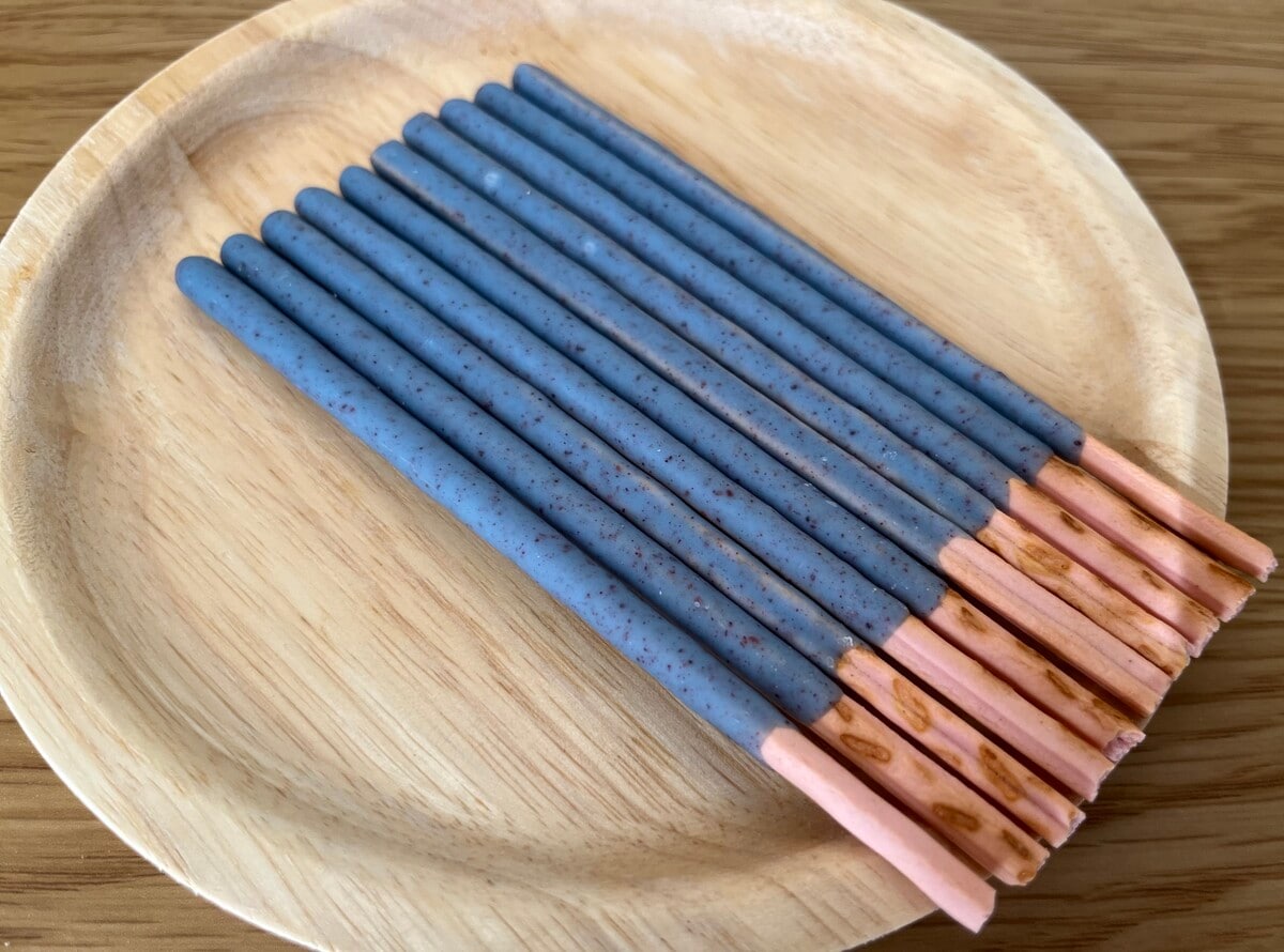 季節限定!【江崎グリコ】ブルーベリー味のチョコレートを使用した青色のポッキーが登場
