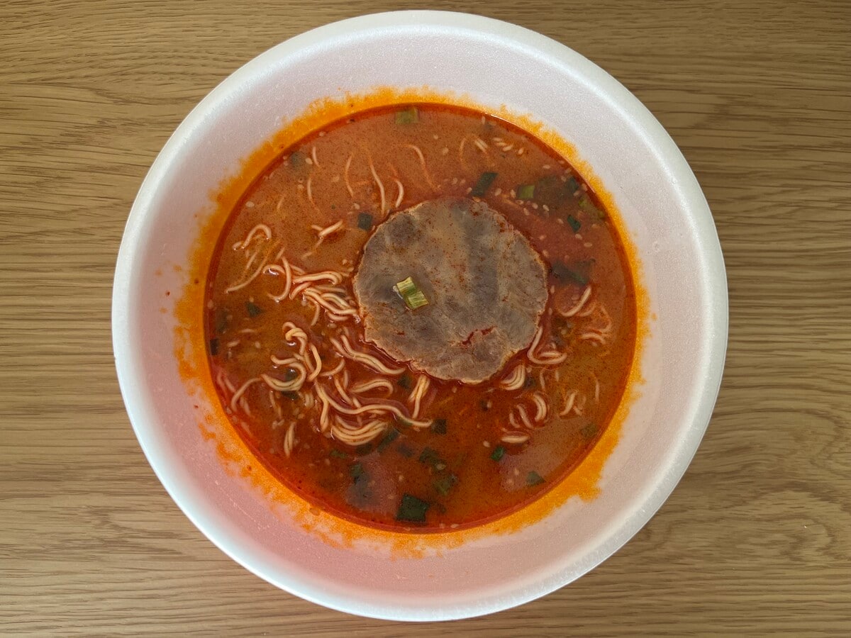 「辛さがクセになる！」【ファミマ】エガちゃんねるコラボの激辛豚骨ラーメンが登場