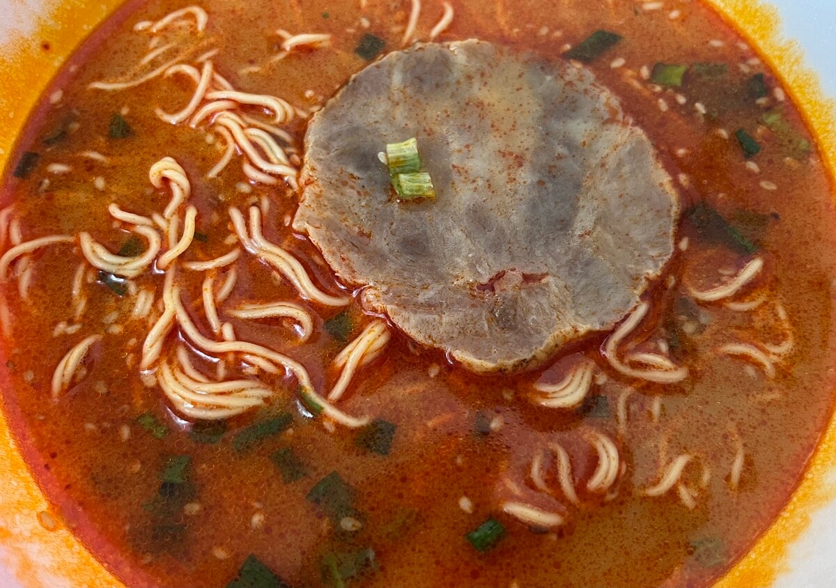 「辛さがクセになる！」【ファミマ】エガちゃんねるコラボの激辛豚骨ラーメンが登場