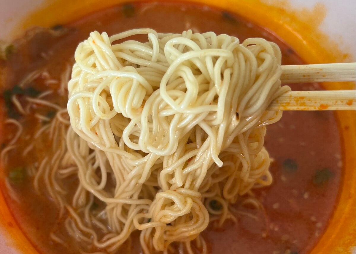 「辛さがクセになる！」【ファミマ】エガちゃんねるコラボの激辛豚骨ラーメンが登場