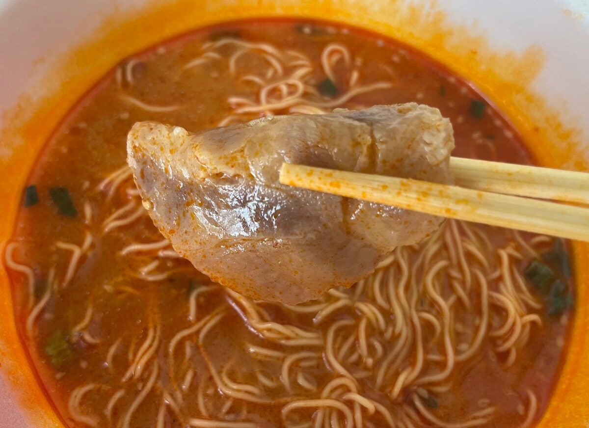 「辛さがクセになる！」【ファミマ】エガちゃんねるコラボの激辛豚骨ラーメンが登場