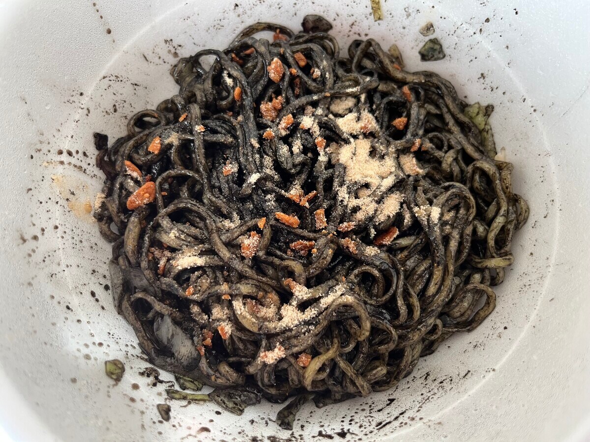 「にんにくたっぷり!」【ファミマ】エガちゃんねるコラボのイカ墨トリプルガーリックまぜそばが登場