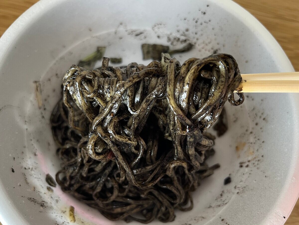 「にんにくたっぷり!」【ファミマ】エガちゃんねるコラボのイカ墨トリプルガーリックまぜそばが登場