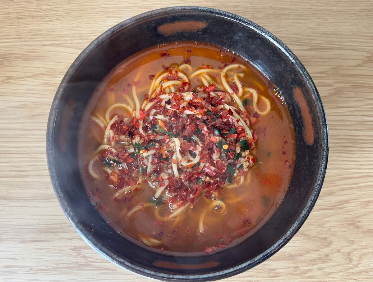 「これが一番」の声も【ファミマ】名店監修の定番辛旨麺が冷凍になったぞ