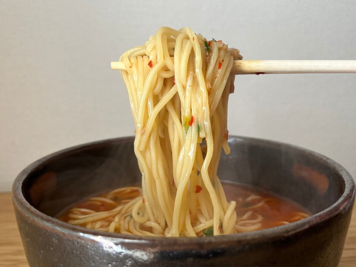 「これが一番」の声も【ファミマ】名店監修の定番辛旨麺が冷凍になったぞ