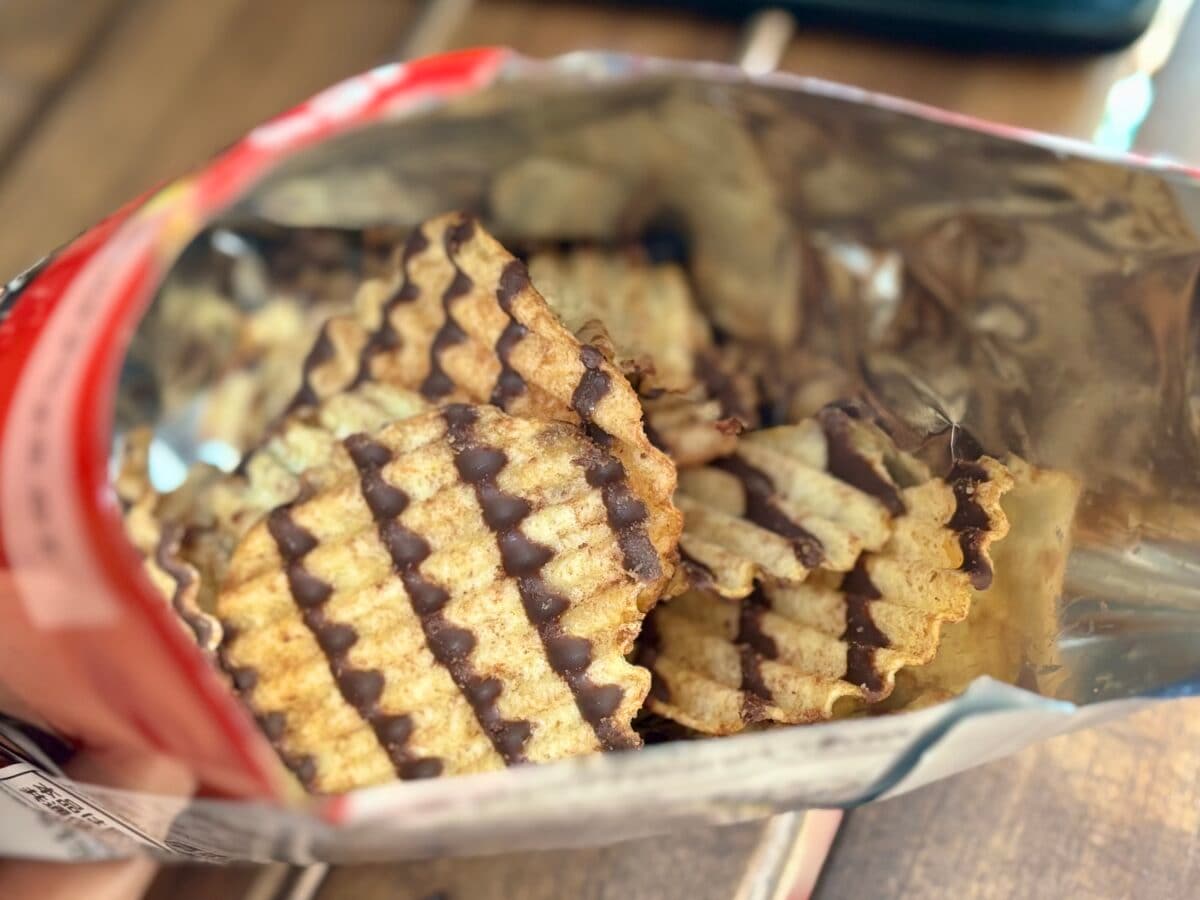 「食べる手止まらん…」【カルビー】濃いめの甘じょっぱポテチが罪深い