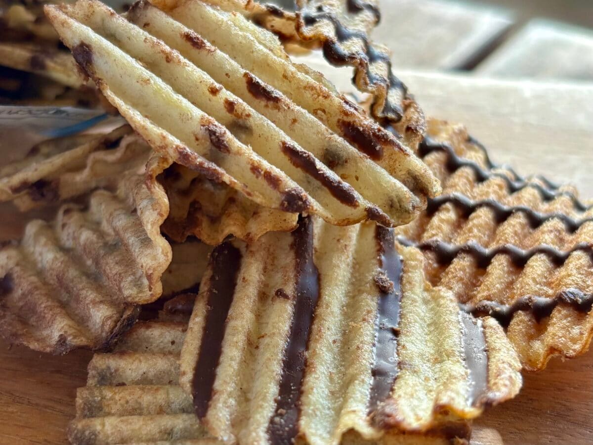 「食べる手止まらん…」【カルビー】濃いめの甘じょっぱポテチが罪深い