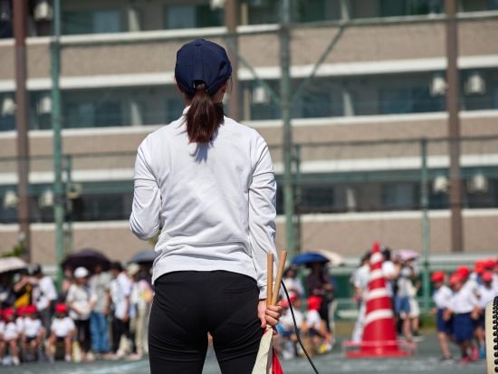 小学校教員の32歳女性がカラダの関係を持った“独身男性”を運動会で目撃…後日届いた“最悪のLINE”とは