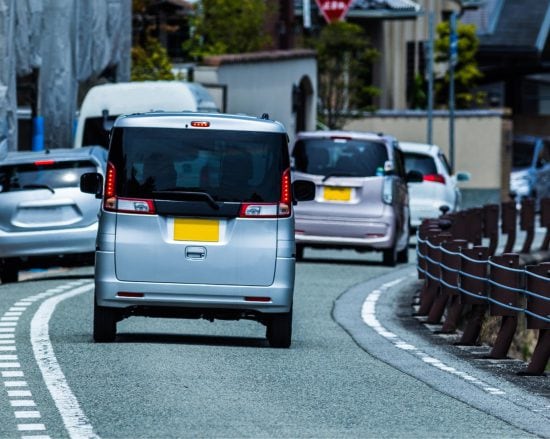 “ノロノロ運転”で後続車を詰まらせる軽自動車が急停止。困った男性が運転席で見た“意外な光景”