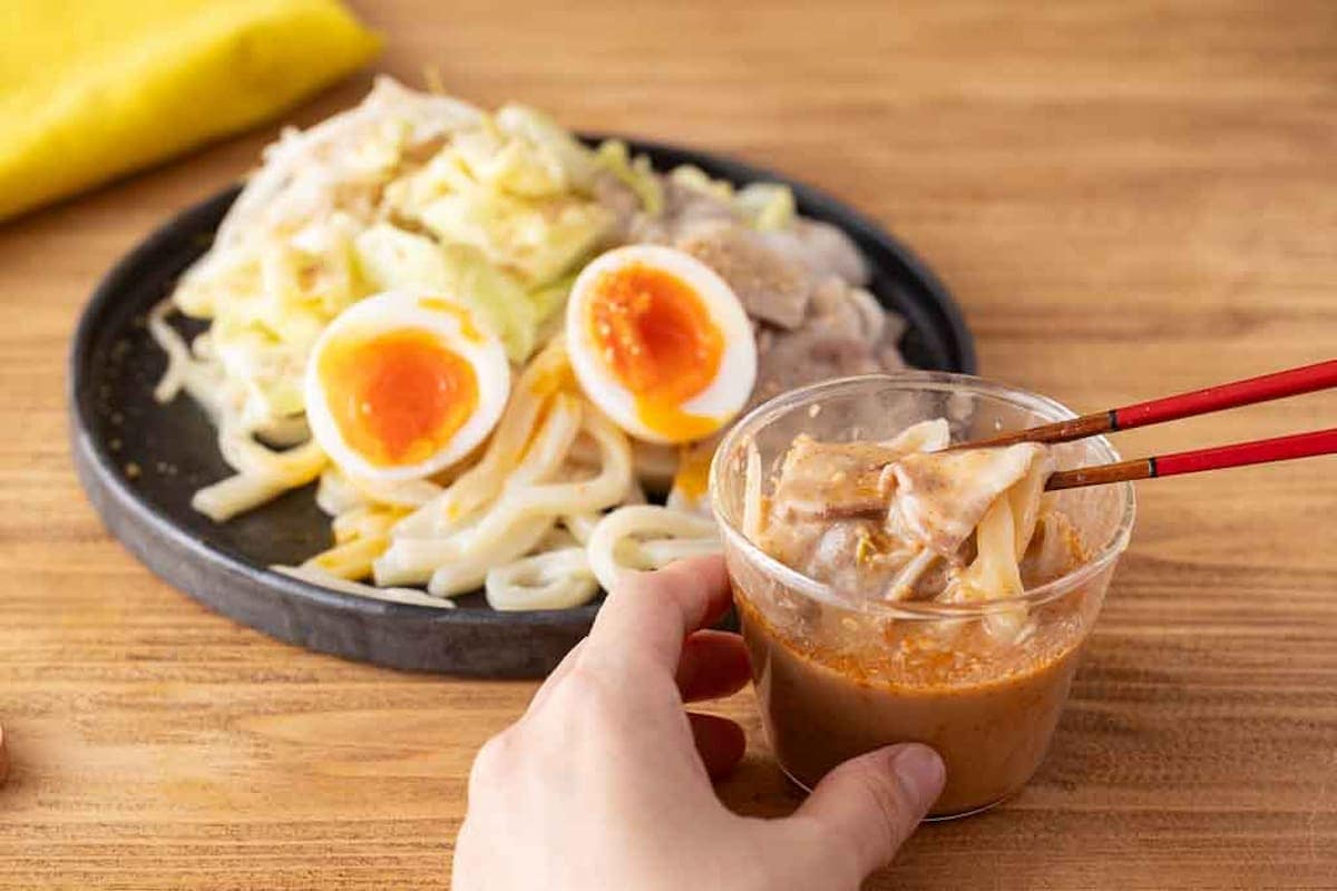 火を使わずレンジだけで完成！濃厚だれが絶品！「ピリ辛ごまつけうどん」