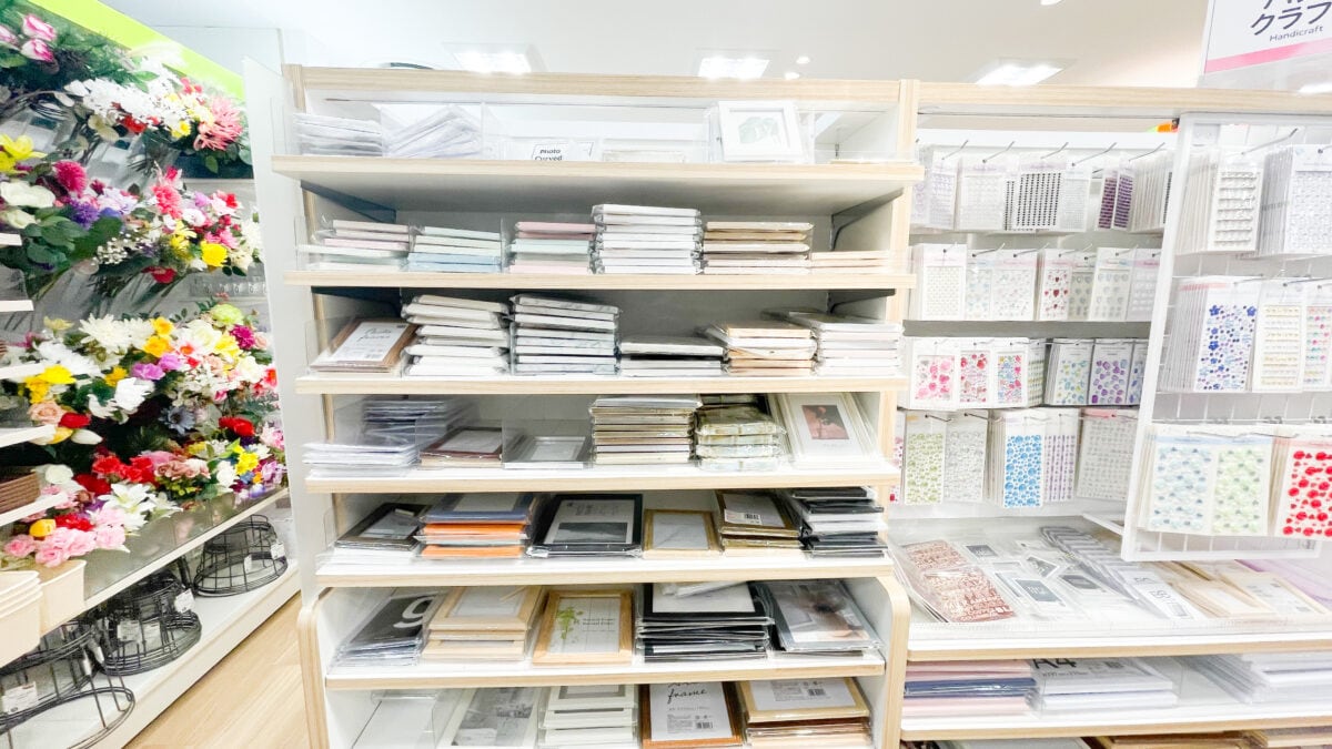 セリアのフォトフレームの種類を紹介!大きいものや壁掛けの売り場も解説