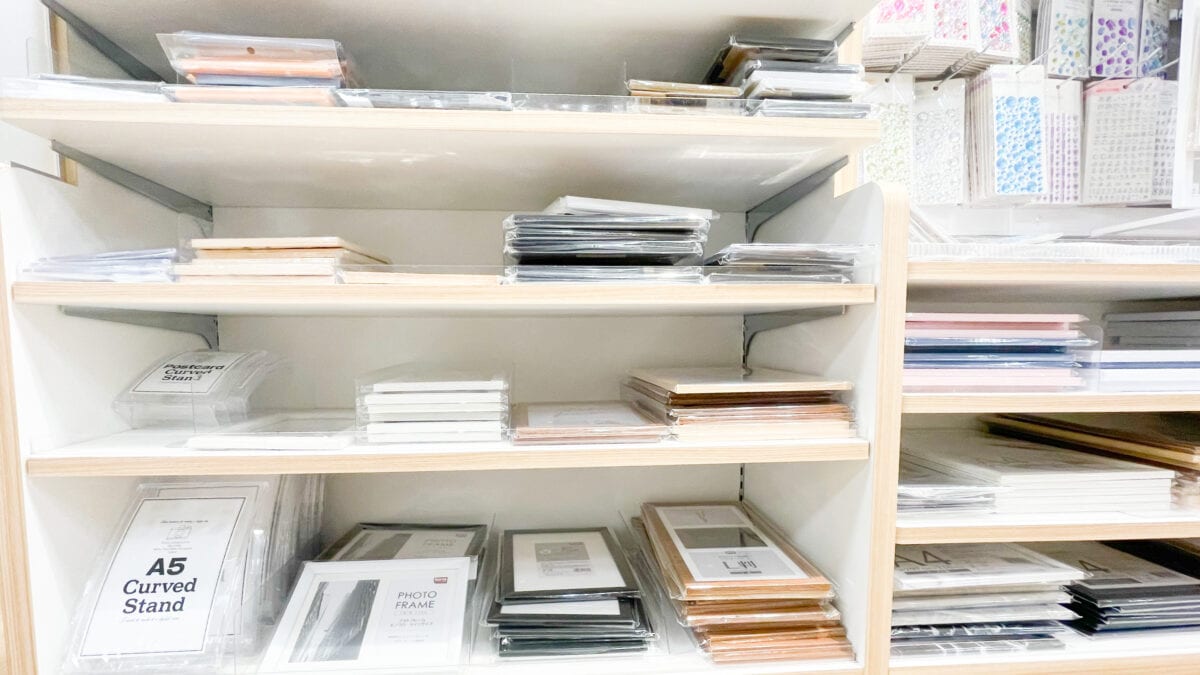 セリアのフォトフレームの種類を紹介!大きいものや壁掛けの売り場も解説