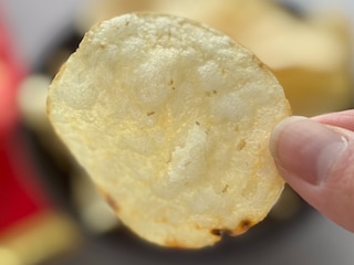 「作った人天才！」【湖池屋】の塩味ポテチが“ぞっこん”になるウマさ