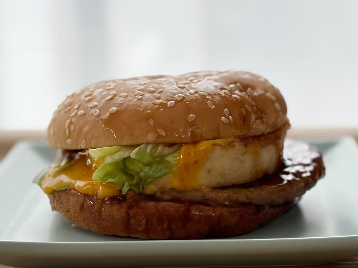 「美味すぎて震えた」【マクドナルド】の春の定番バーガーが今年も人気