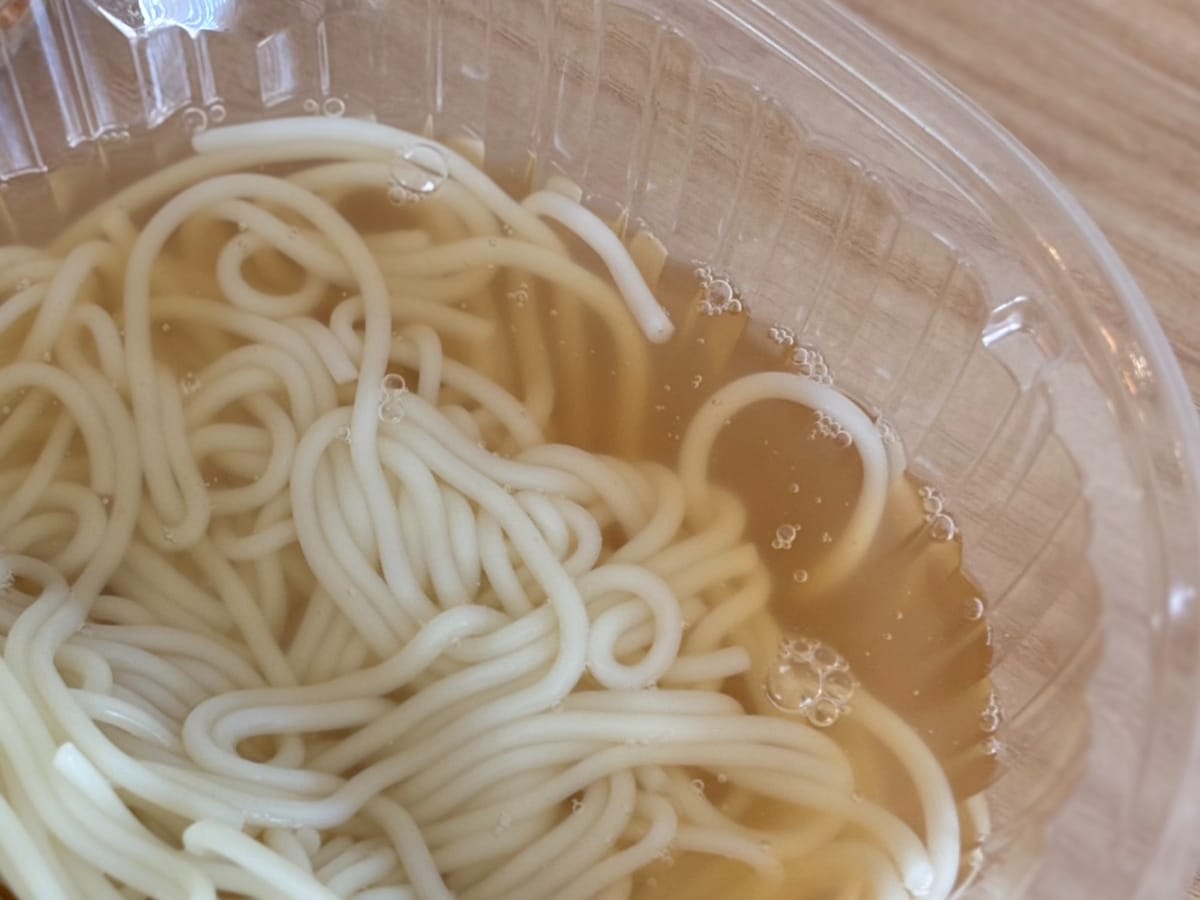 コシ強の麺とさっぱりスープがクセに!【ファミマ】にあのご当地麺が登場