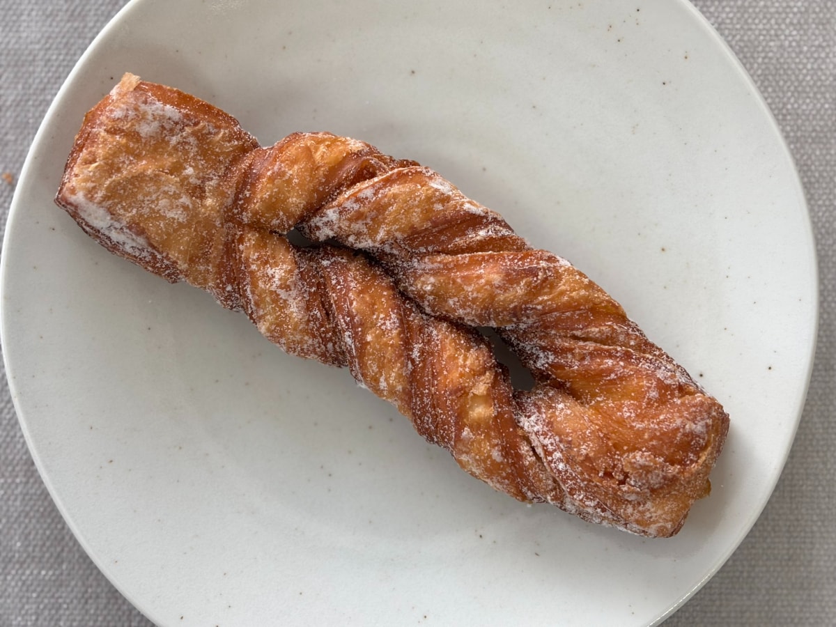 ずっしりとして食べ応えあり!【ファミマ】ビッグサイズの新作ドーナツ