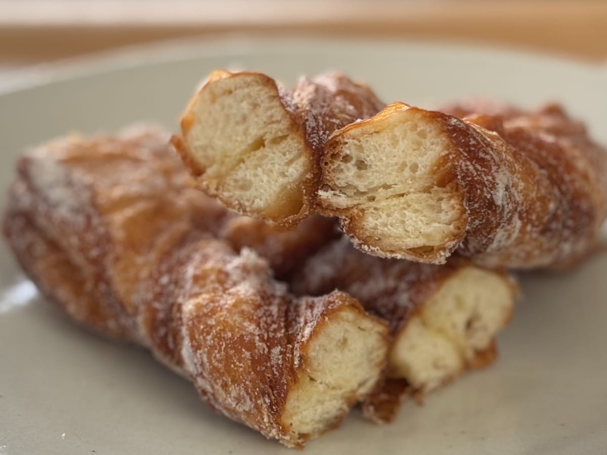 ずっしりとして食べ応えあり!【ファミマ】ビッグサイズの新作ドーナツ