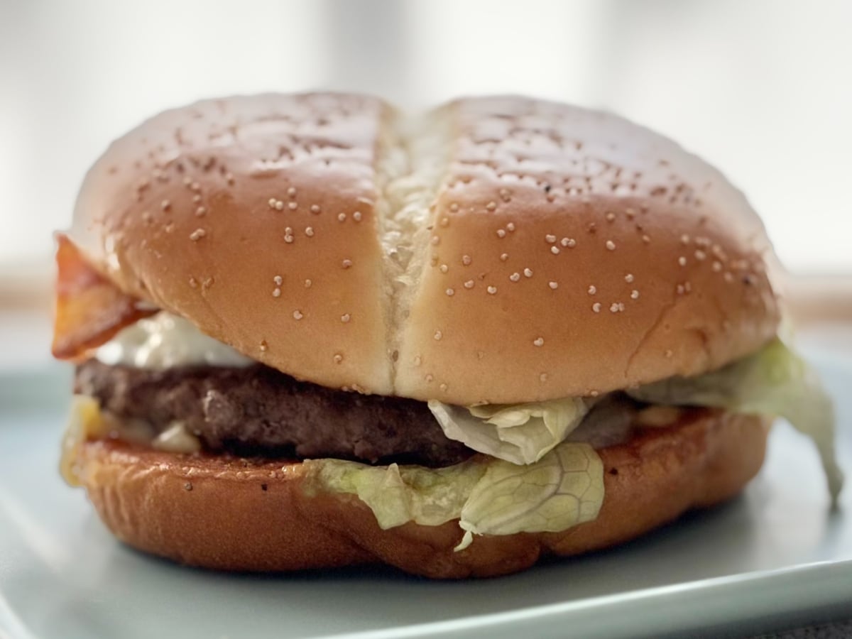 「最高」「トマトの方が好き」【マクドナルド】賛否分かれる新作を実食