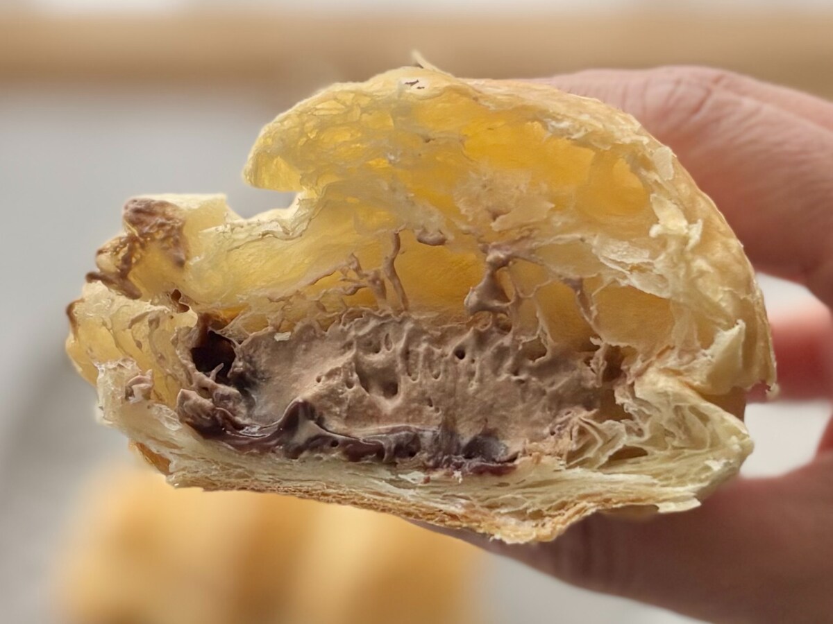 しっとり生地&ダブルチョコにハマりそう♡【ファミマ】の新作パンを実食