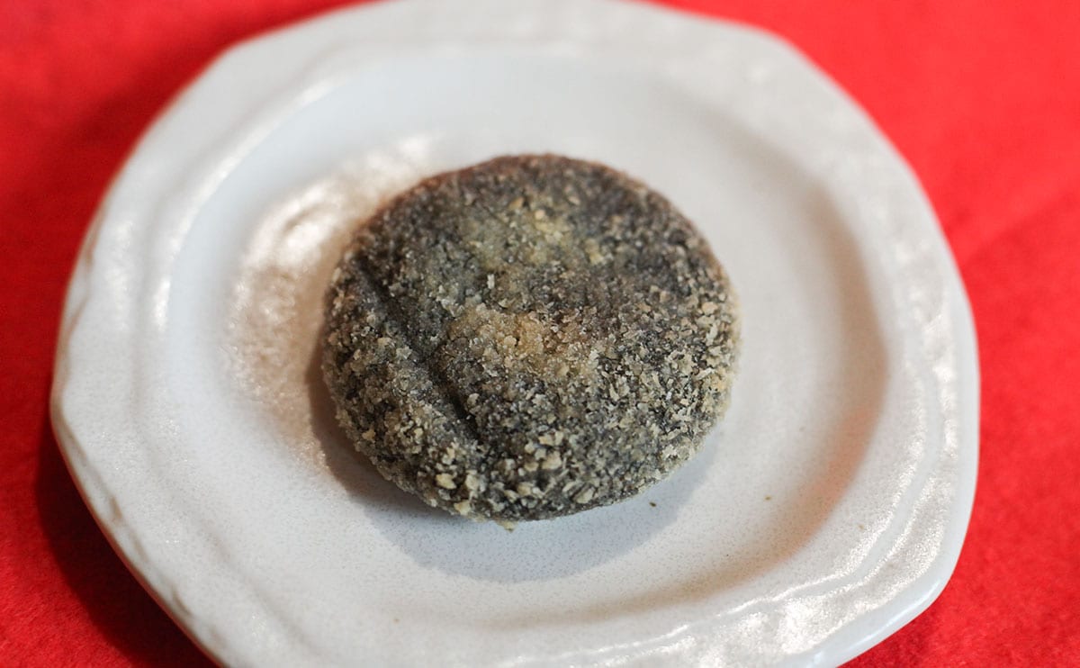 「毎日食べたい」「異常に美味い」【セブン】の真っ黒ホットスナックが待望の復活!
