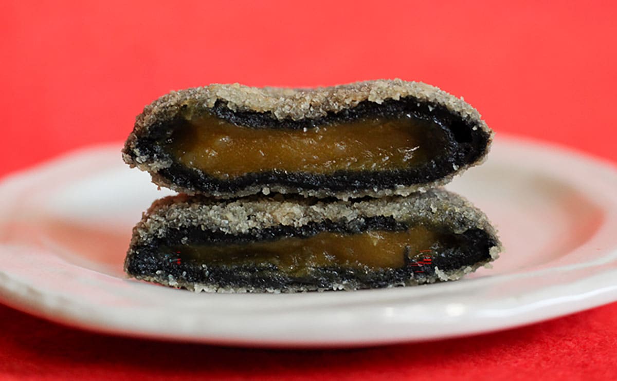 「毎日食べたい」「異常に美味い」【セブン】の真っ黒ホットスナックが待望の復活!