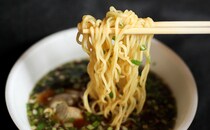 秋田の人気店の味を【ファミマ】で。真っ黒スープがたまらない！