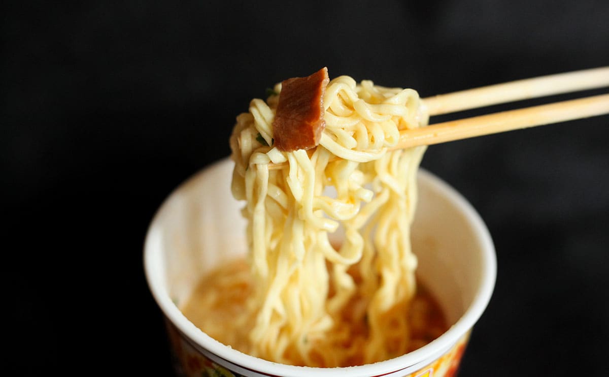 「塩」と「とんこつ」の“いいとこどり”　人気店監修のローソン新作『カップ麺』