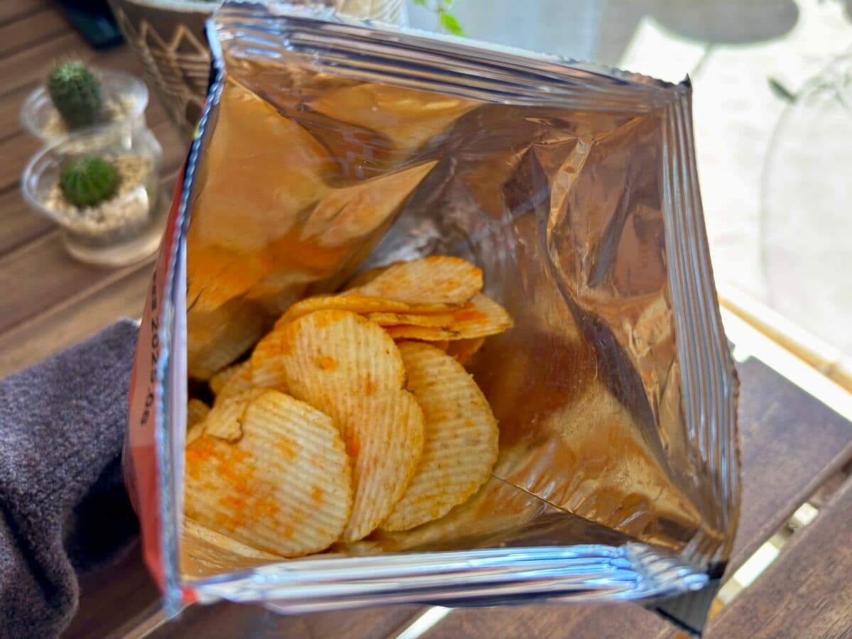 「バカうめぇ」「食べる手止まらん」【カルビー】限定ピザポテトが背徳すぎる