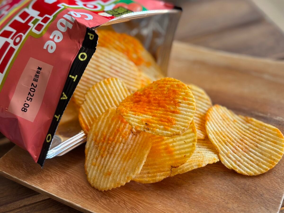 「バカうめぇ」「食べる手止まらん」【カルビー】限定ピザポテトが背徳すぎる