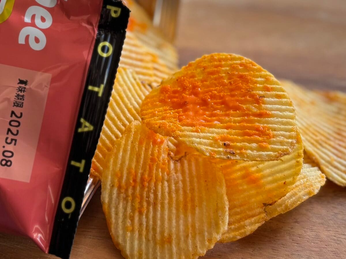 「バカうめぇ」「食べる手止まらん」【カルビー】限定ピザポテトが背徳すぎる